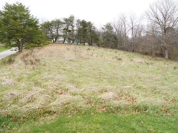 Chichester Ln, Parkersburg, WV 26104