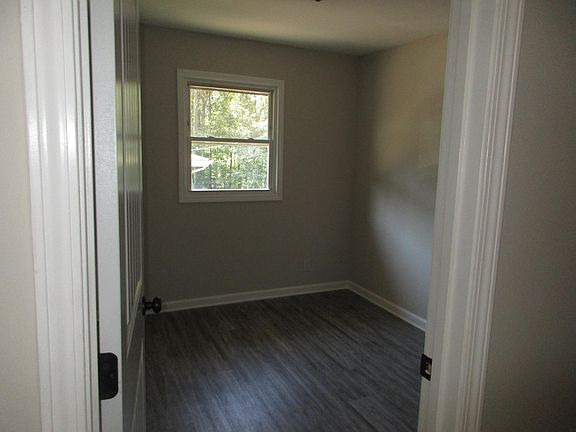 4th image of 412 Redbud Ln