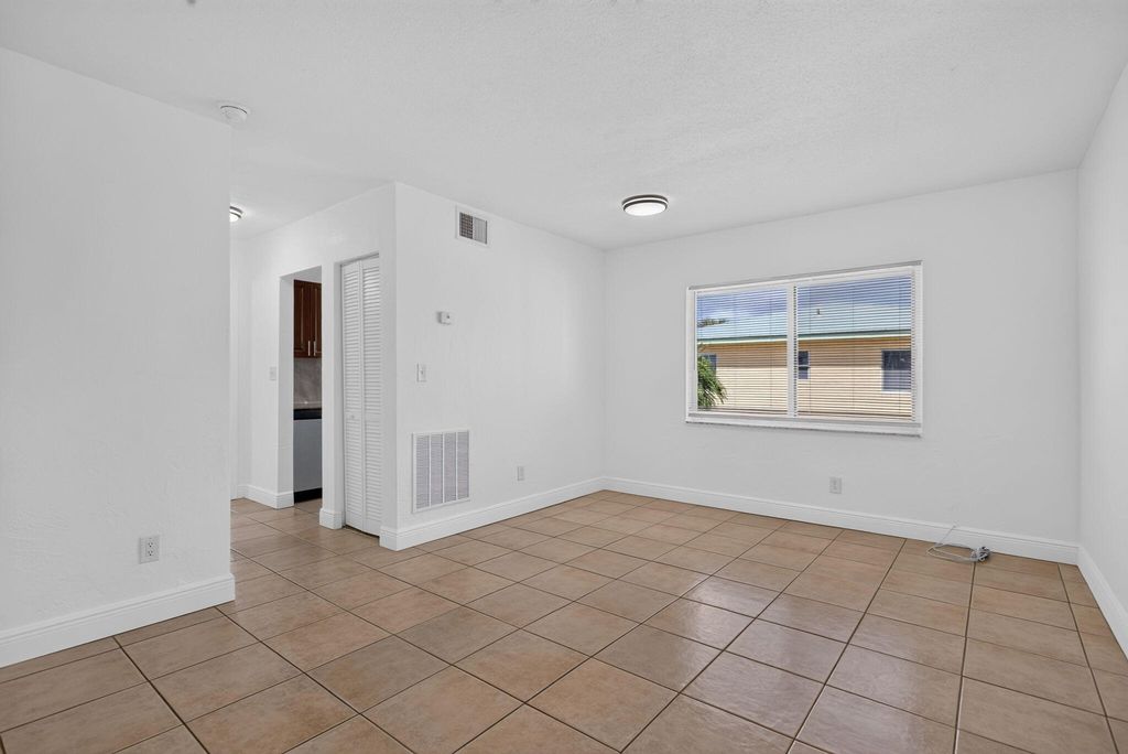 909 Pine Dr APT 9, photo 7