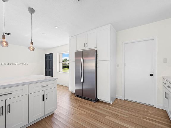 4th image of 9431 Jamaica Dr