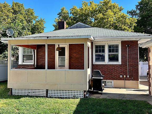 4th image of 136 Bancroft Ave