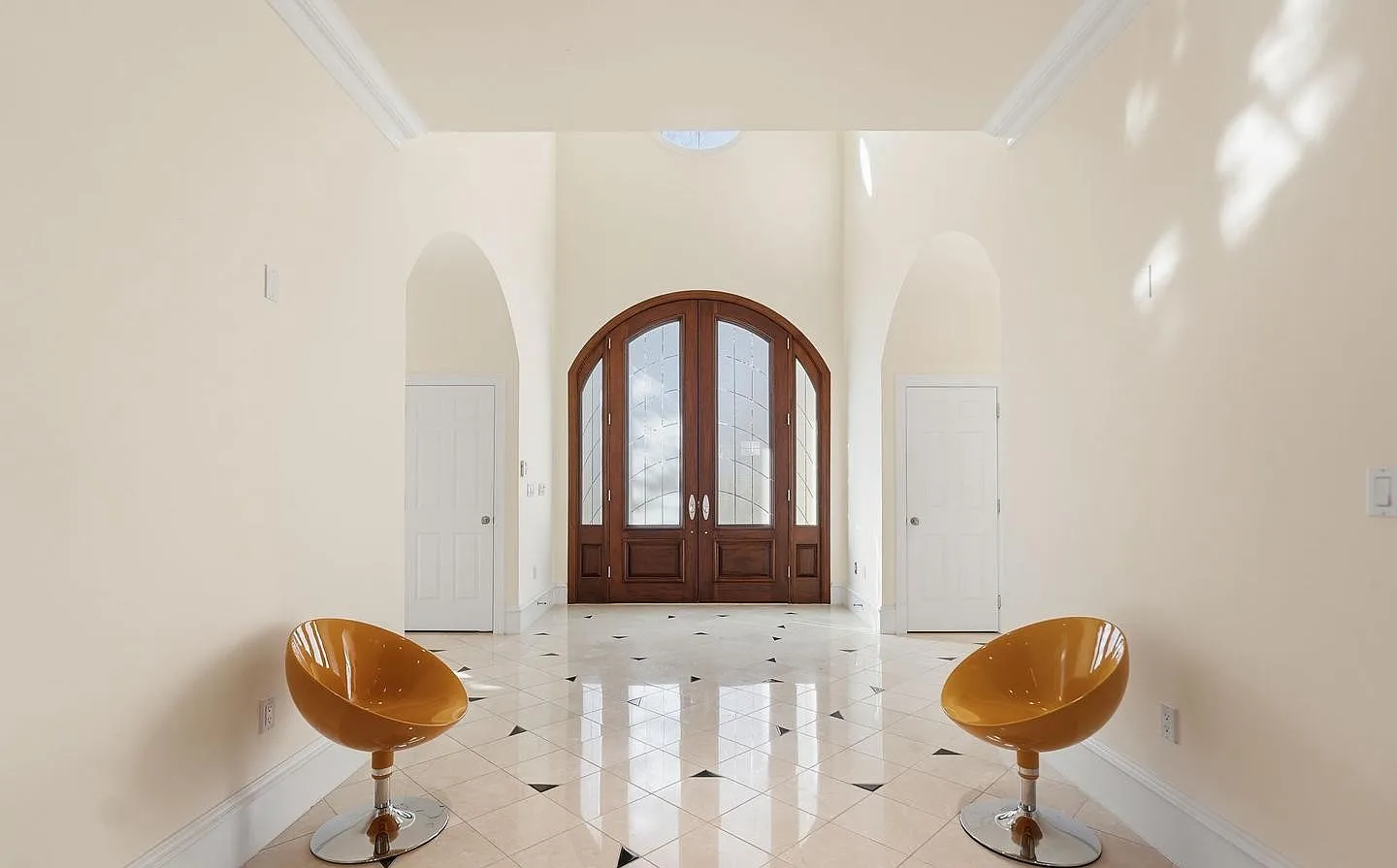 6 bed, 6320 sqft, $15,000 — Photo 2