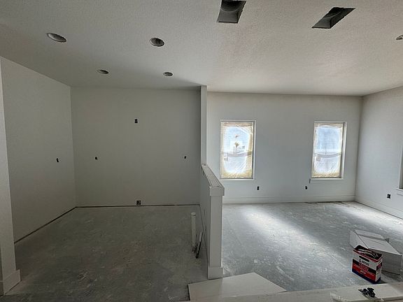 4th image of 981 N Clinton St #102