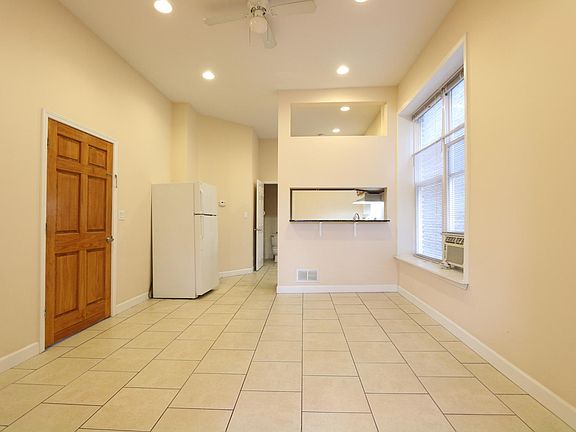 2nd image of 817 S Laflin St APT 1F