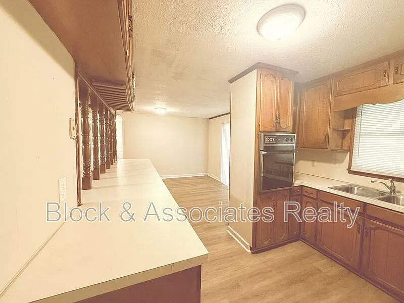 3 bed, 1.5 bath, $1,350 — Photo 4