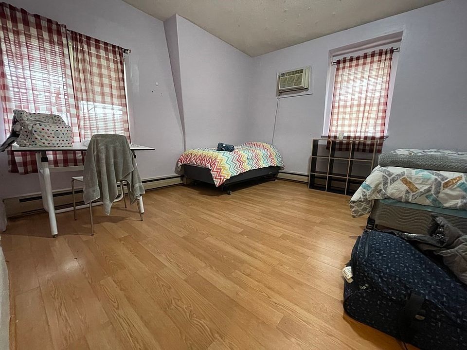 2nd image of 109 Glen St