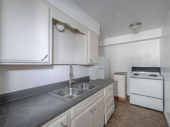 4th image of 211 E 9th St APT B