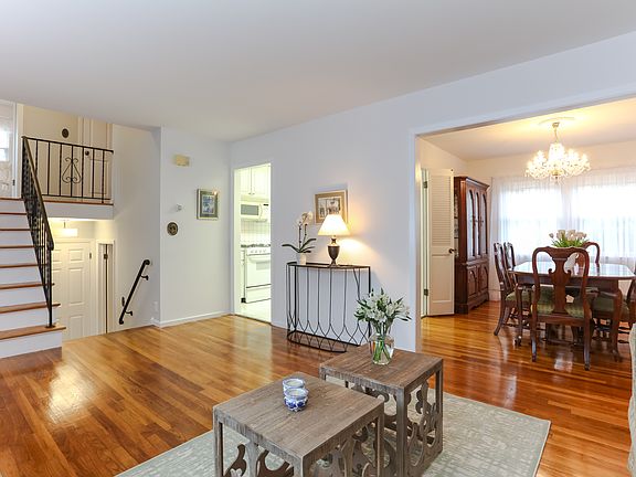 2nd image of 7 Nancy Ln