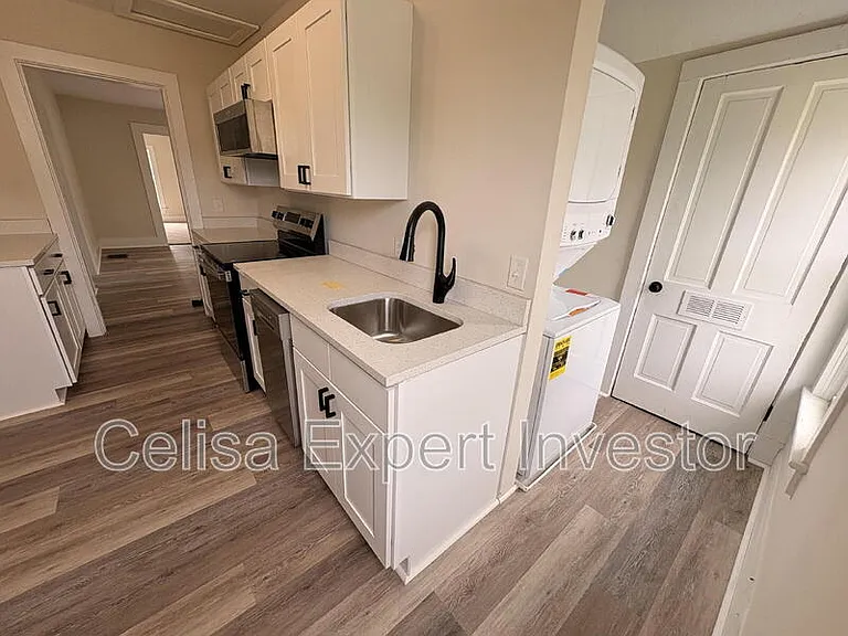 807 Edgewater Ave — Photo 3