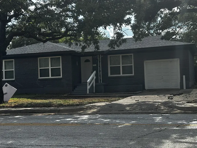 929 Brown Trl — Photo 1