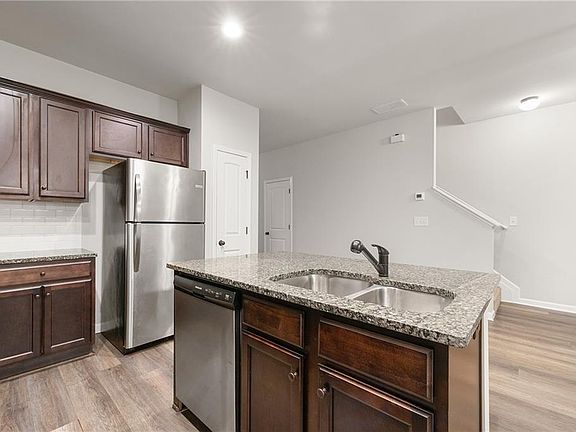 5th image of 902 Creel Ln