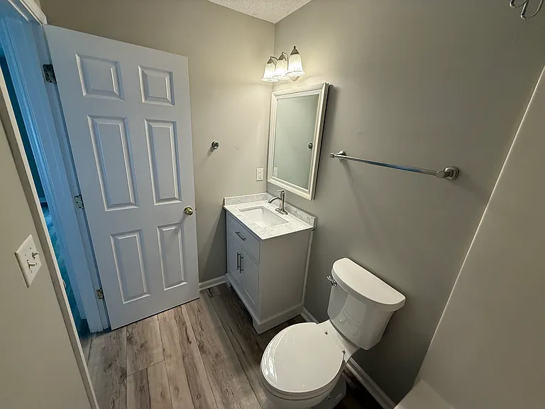 2nd bathroom (upstairs)