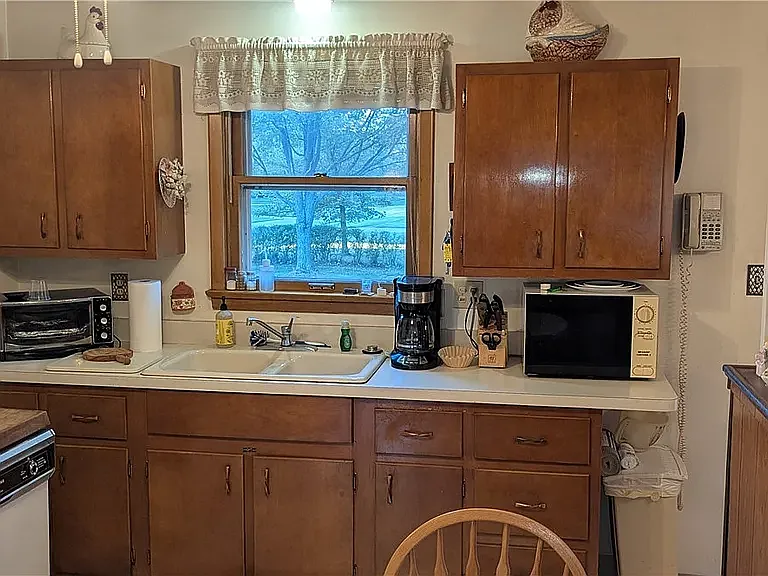 4 bed, 1976 sqft, $2,650 — Photo 3