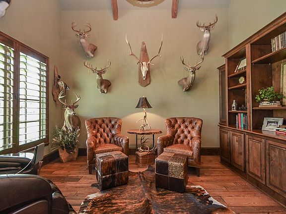 5th image of 310 Royal Lakes Manor Blvd