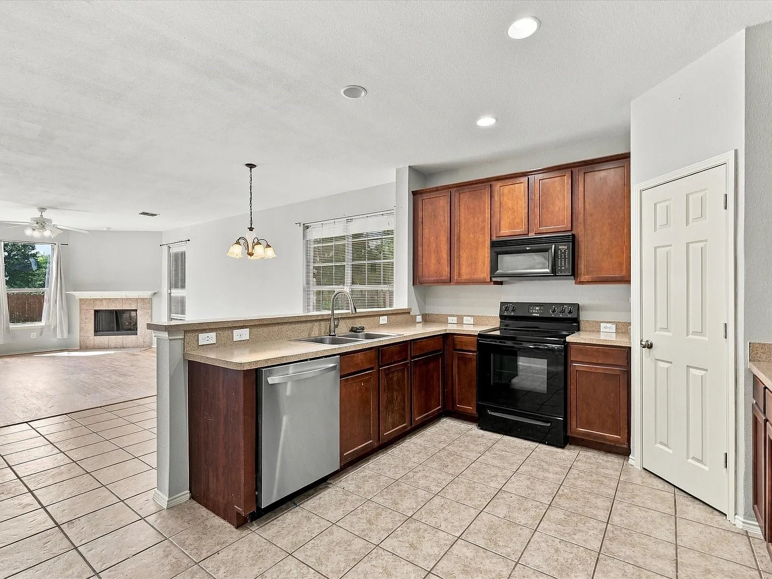 3 bed, 2.5 bath, 2356 sqft, $2,500 — Photo 3