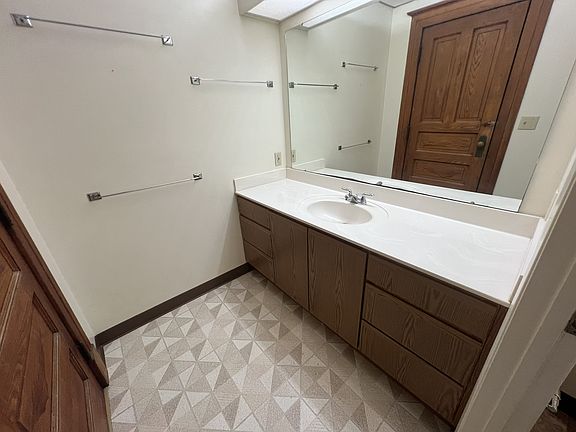 3rd image of 1124 State St