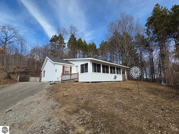 110 North St, Bellaire, MI 49615