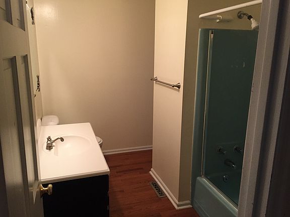 Jack & Jill bath upstairs