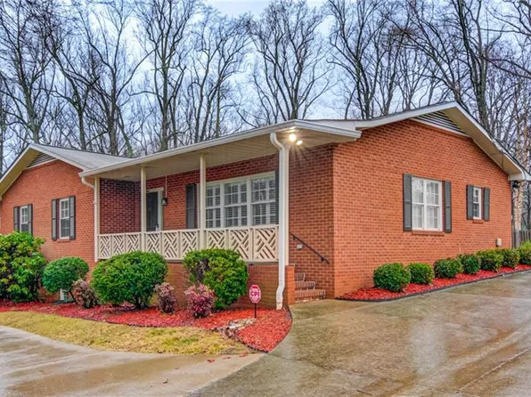 820 Larkwood Dr, Greensboro, NC 27410