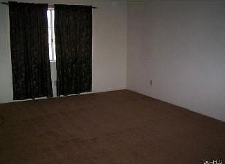 Huge 4-bedroom home, landscaped - Photo 2