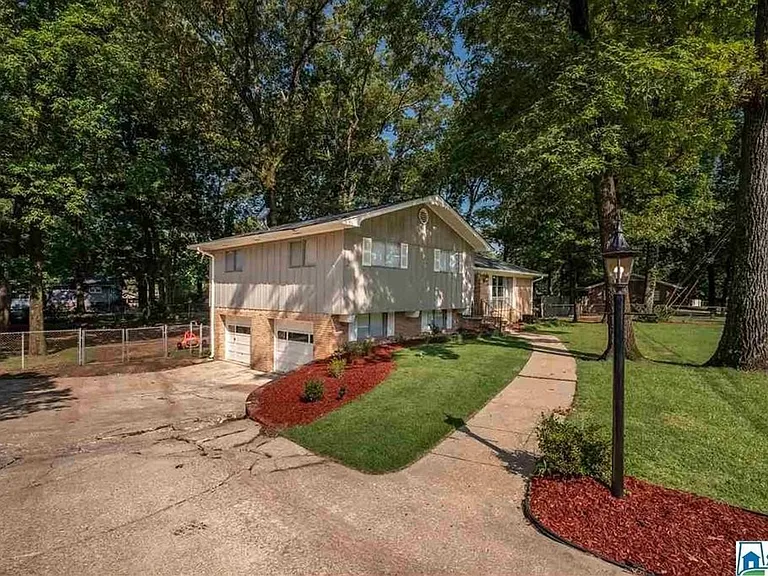 1908 Hickory Ln — Photo 2