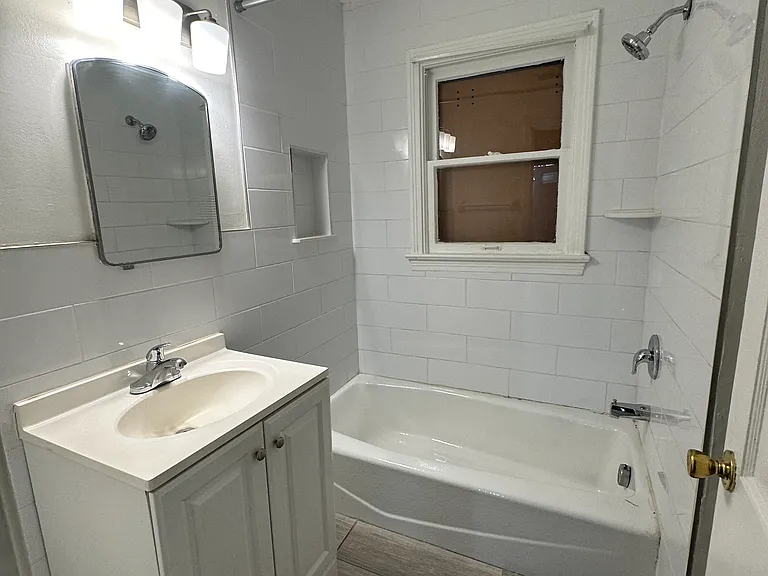 2104 N Lockwood Ridge Rd — Photo 8
