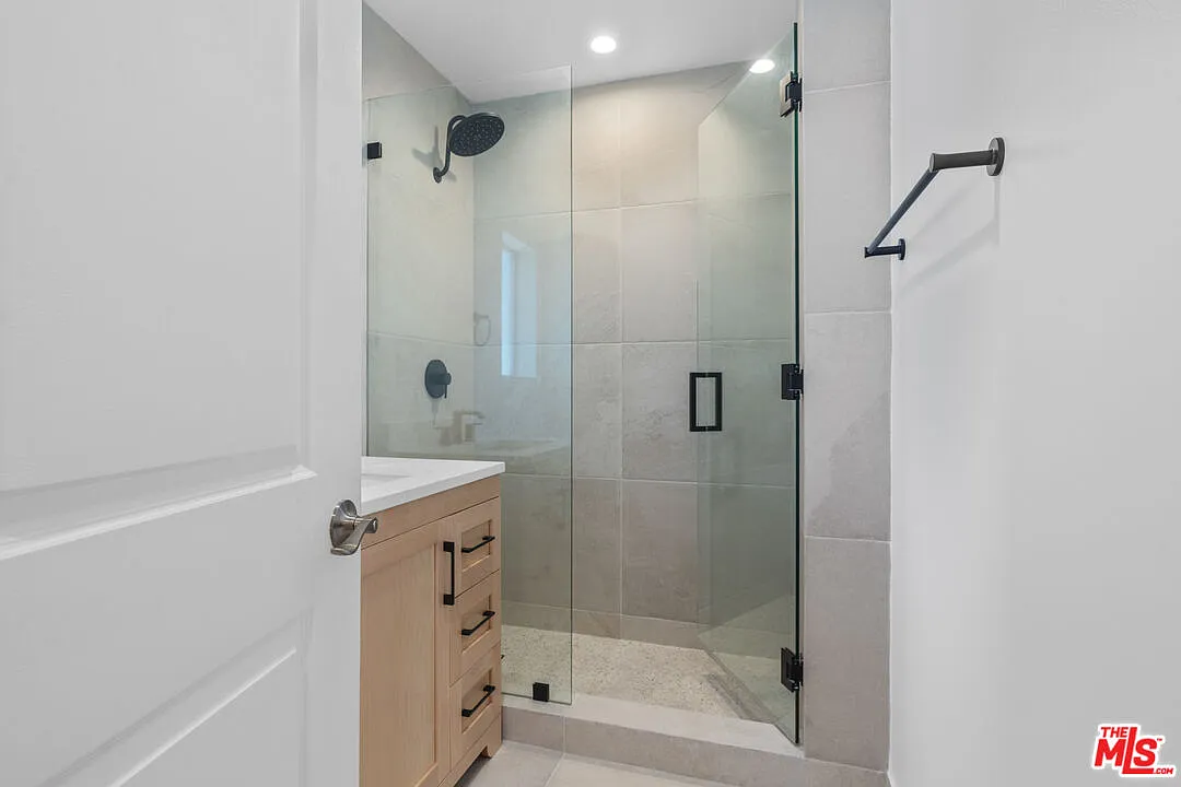 2 bed, 850 sqft, $4,350 — Photo 4