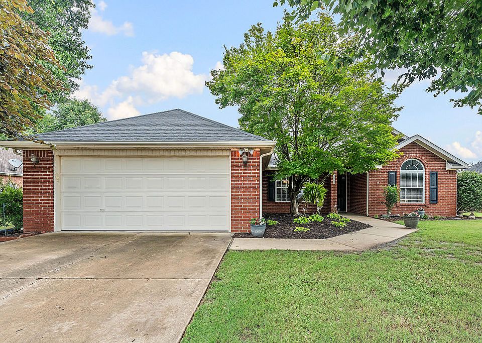 1st image of 323 Center Dr