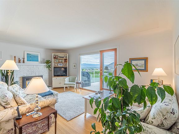 3rd image of 718 Fraser Cres