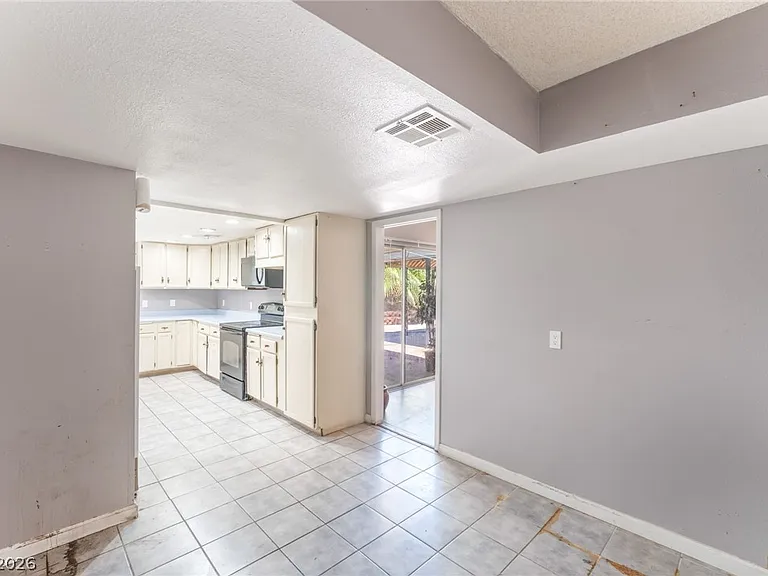 4268 Hampshire Cir — Photo 5