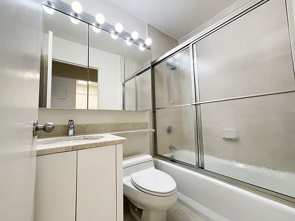 3rd image of 250 E 40th St APT 32C