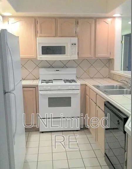 3285 N Hedgewood Dr #B — Photo 5