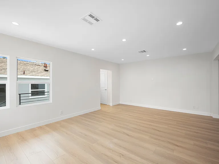 2519 Manhattan Ave — Photo 6