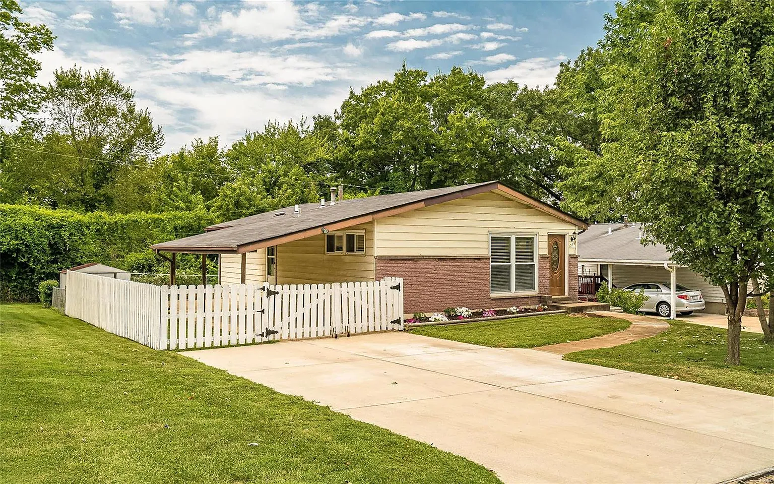 1319 Honeywood Dr photo 1