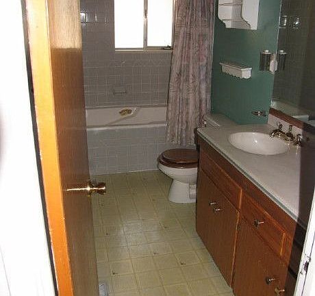 main bath/soaker tub/corian countertop