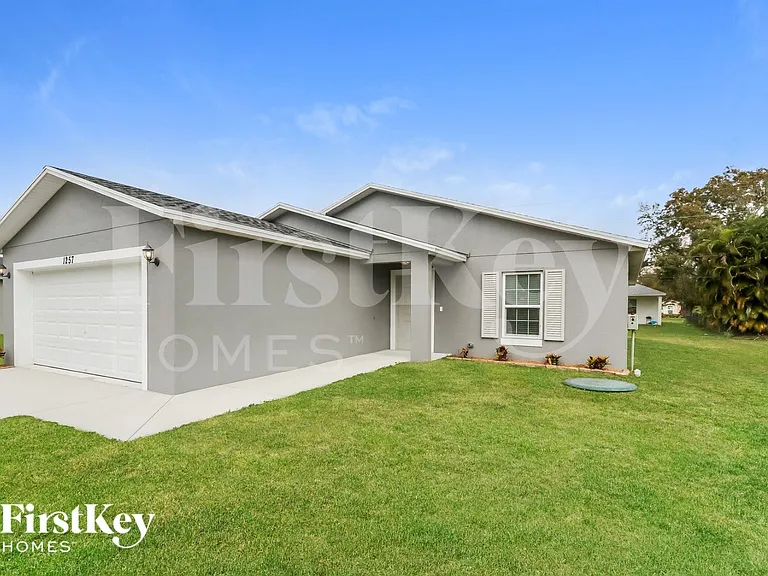 1257 SW Century Ave — Photo 1