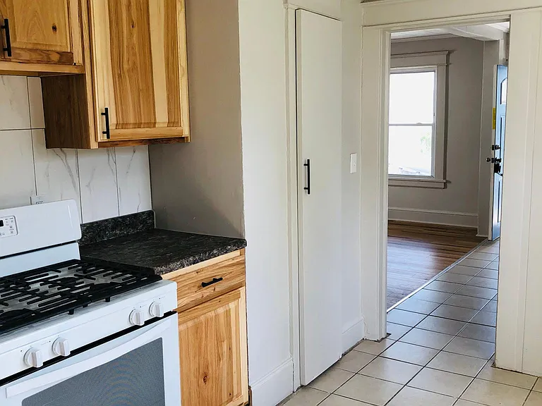 207 E Elm St #1/2 — Photo 4