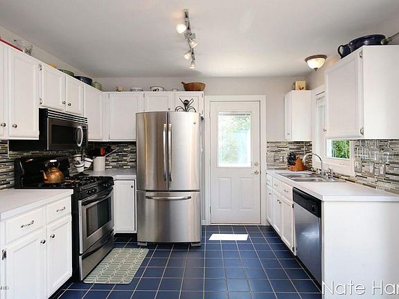 4th image of 2329 Meadowglen Dr NE