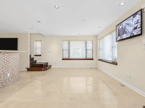 83-18 58th Avenue image 5 of 43