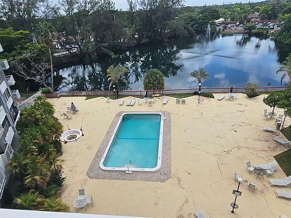 2nd image of 1300 NE Miami Gardens Dr APT 609E