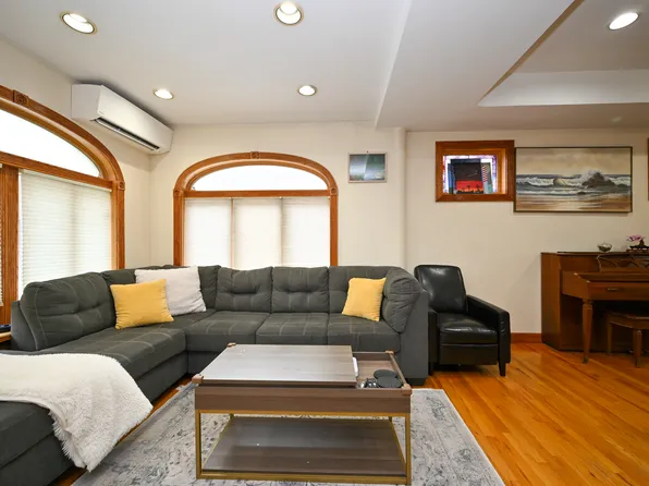 1479 East 32nd Street image 2 of 21