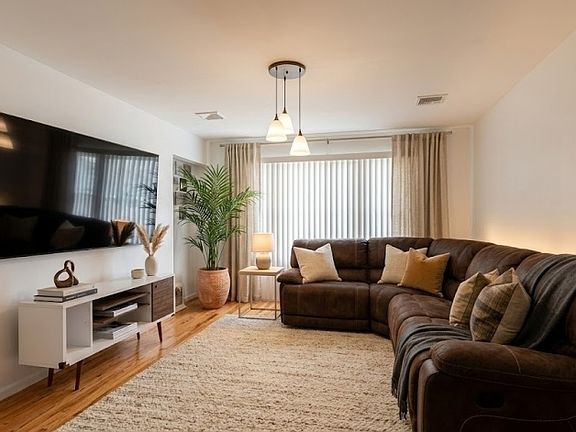 2nd image of 1031 Fanny St Floor 2