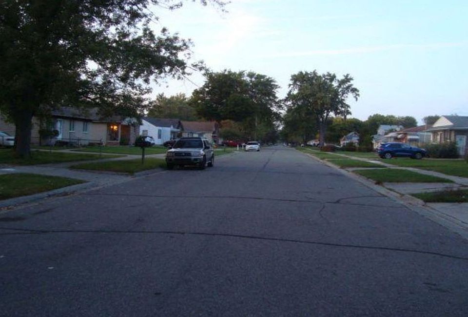 19914 Deering St, photo 3