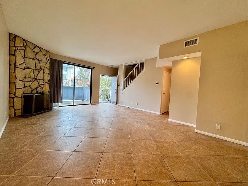 2 bed, 2.5 bath, 1274 sqft, $4,250 — Photo 2
