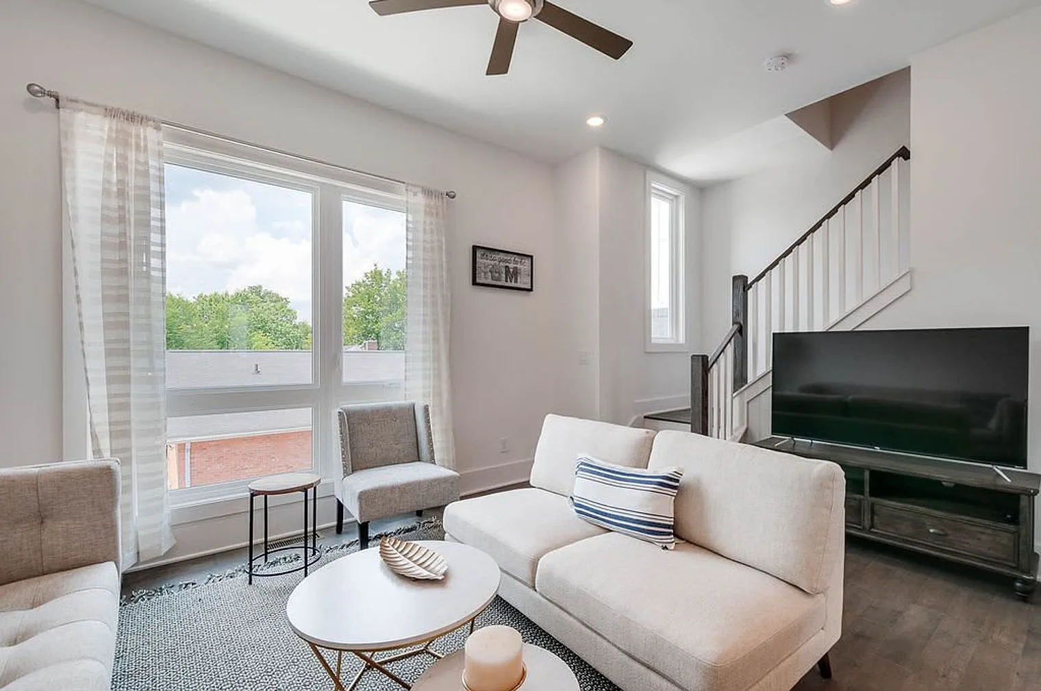 3 bed, 3.0 bath, 1517 sqft, $7,485 — Photo 3