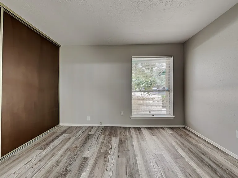 2509 Merrimac Dr — Photo 7