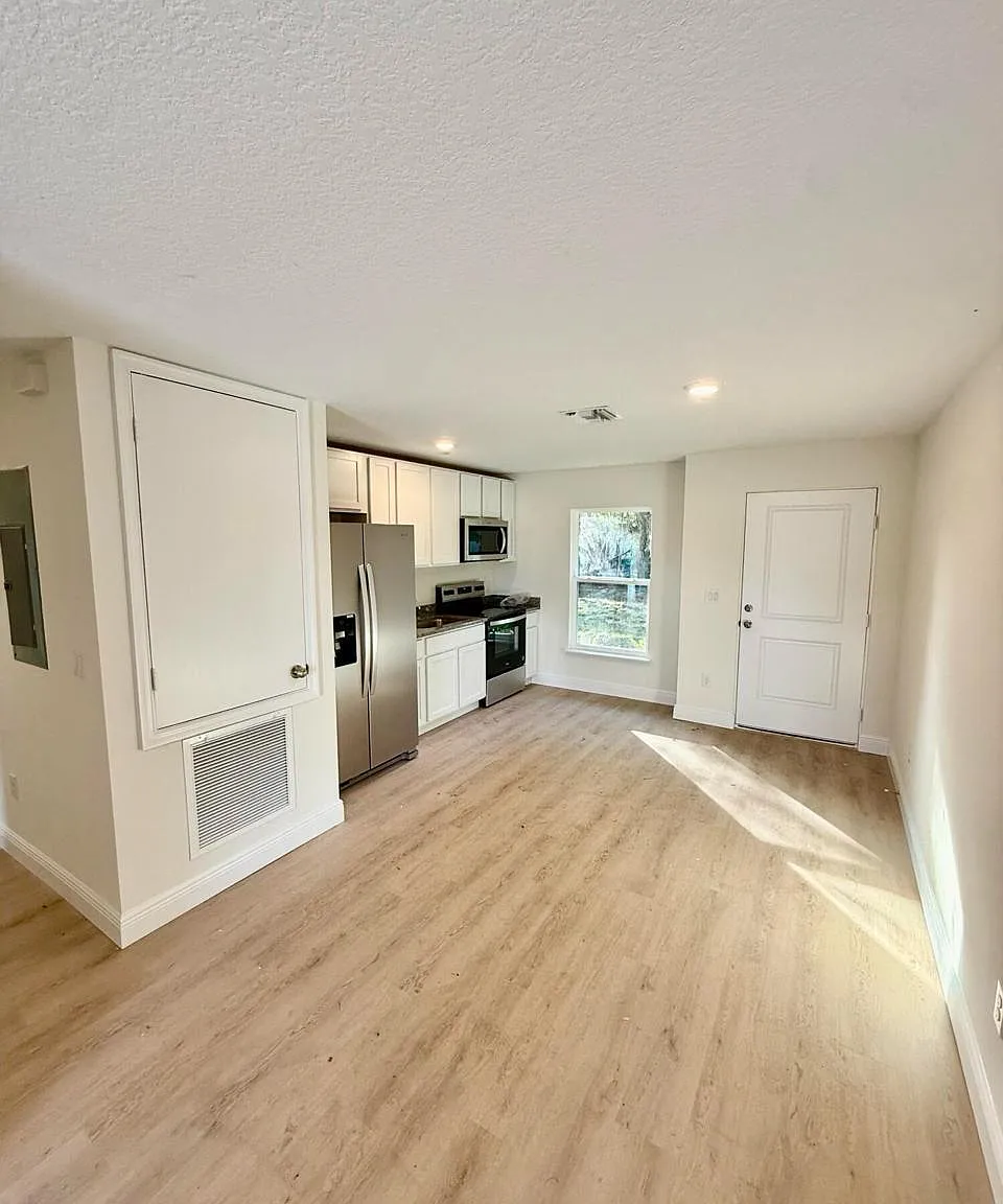 3 bed, 1.0 bath, 879 sqft, $2,660 — Photo 3