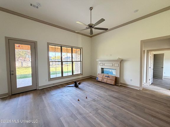 2nd image of 318 Brookfield Cir
