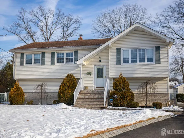 10 Lapa Ct, Parlin, NJ 08859