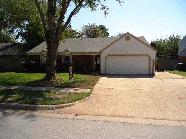 1st image of 102 Clove Ln